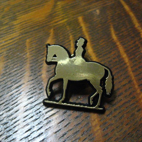 Equestrian Horse Rider Vintage Lapel Pin - Picture 4 of 4